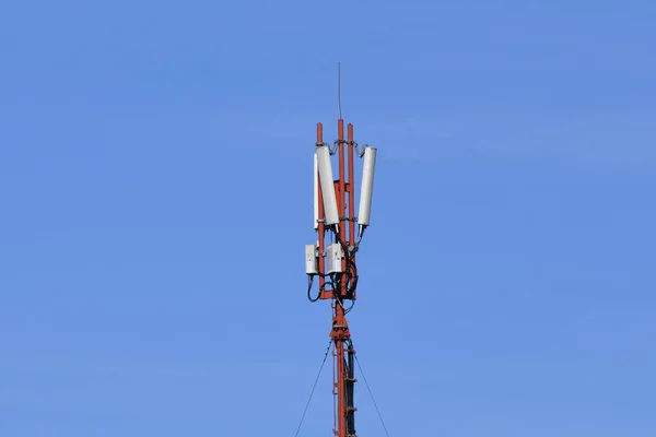 Antena de teléfono digital. Torre GSM sobre fondo azul. 5g 4g —  Fotos de Stock