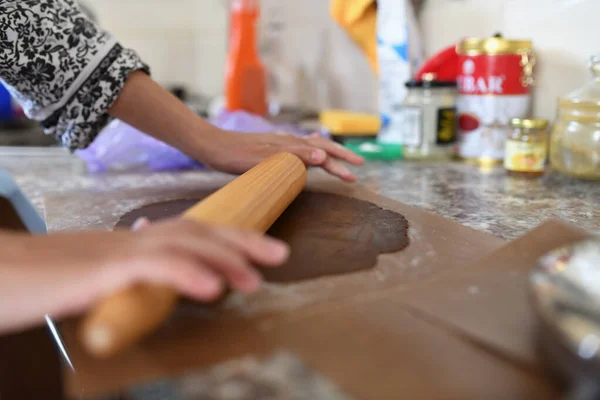 Mam rolt deeg. chocoladededeeg. Handen werken met deeg bereiding recept brood. Vrouwelijke handen die deeg maken voor pizza. Vrouwenhanden rollen het deeg. Moeder rolt deeg op het keukenbord met een r — Stockfoto