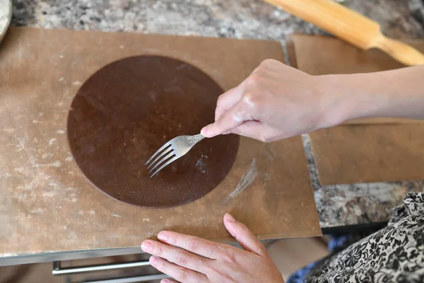 Chocoladekoeken bakken voor thuis. Lekkere chocoladetaart in bakvorm op een tafel — Stockfoto