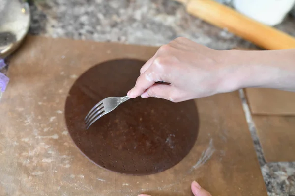 Cocinar pasteles de chocolate para la torta en casa. Sabroso pastel de chocolate en bandeja para hornear en una mesa — Foto de Stock