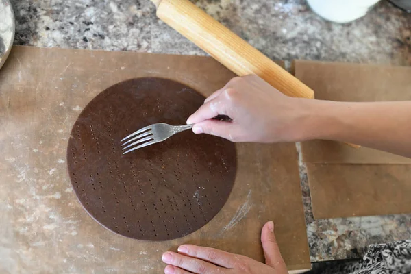 Chocoladekoeken bakken voor thuis. Lekkere chocoladetaart in bakvorm op een tafel — Stockfoto