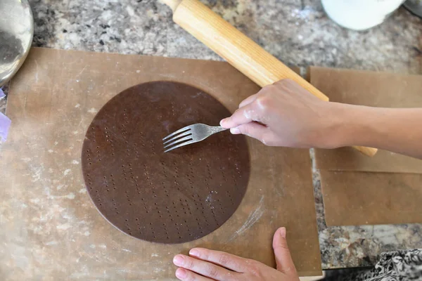 Chocoladekoeken bakken voor thuis. Lekkere chocoladetaart in bakvorm op een tafel — Stockfoto