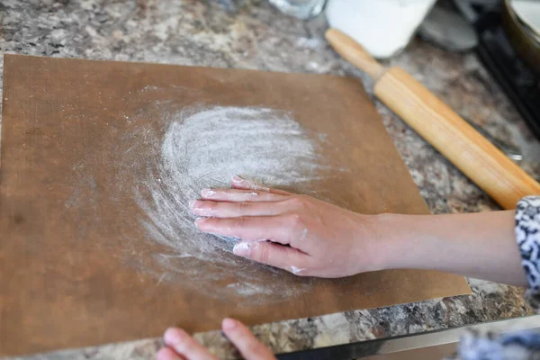 Les mains des femmes préparent la farine dans le processus de préparation pour la cuisson. Fille se préparant à cuire — Photo