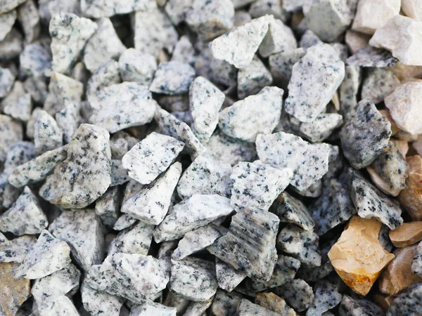 Grijze kiezelsteentjes. Achtergrond bestaat uit kleine grijze kiezelsteentjes. Met vele mogelijke toepassingen. De textuur bestaat uit kleine steentjes met een grijze tint. — Stockfoto