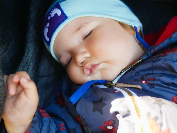 Moe baby slapen in een kinderwagen. Leuke schattige blanke blonde peuter die overdag in een kinderwagen slaapt. Kinderen gezondheidszorg en gelukkige jeugd. Concept — Stockfoto