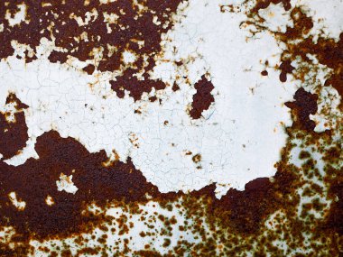 Eski bir geminin paslanması yakındır. Arka plan mavisi, pasaklı çelik gemi gövdesi.