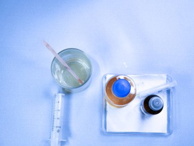 Bilim adamı zararlı kimyasallarla çalışır. Bir laboratuvar çalışanı biyolojik olarak tehlikeli sıvıları, tehlikeli işleri, kimyayı inceliyor. Dikkatli çalış..