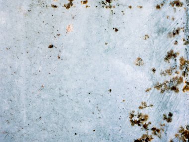 Mavi arka planda pas noktaları var. Mavi duvar dokusu pas noktalarıyla bozulmuş. Aşınma noktalarıyla boyanmış gri metalin dokusu. 