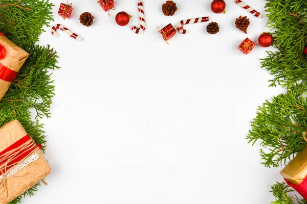 Composição de Natal em um fundo branco. Espaço plano. Presentes, ramos de abeto, decorações vermelhas em um fundo branco. Natal, inverno, conceito de ano novo. Vista superior, espaço de cópia . — Fotografia de Stock