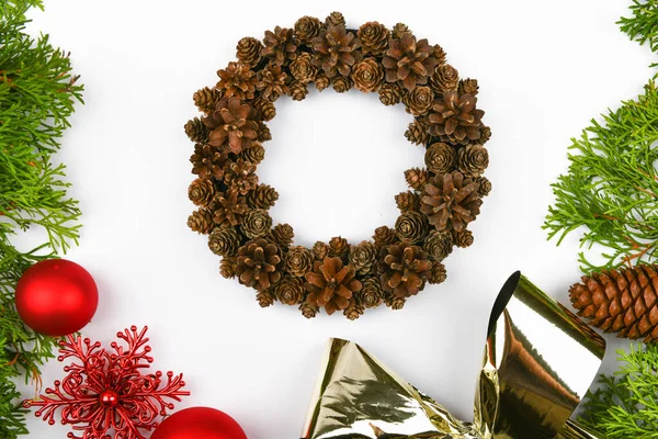 Grinalda feita à mão de cones em um fundo branco. decorado com agulhas para o lado. Trabalho manual. a preparar-se para o Natal. lugar para escrever. Vista de cima. Grinalda de Natal com cones de abeto em costas brancas — Fotografia de Stock