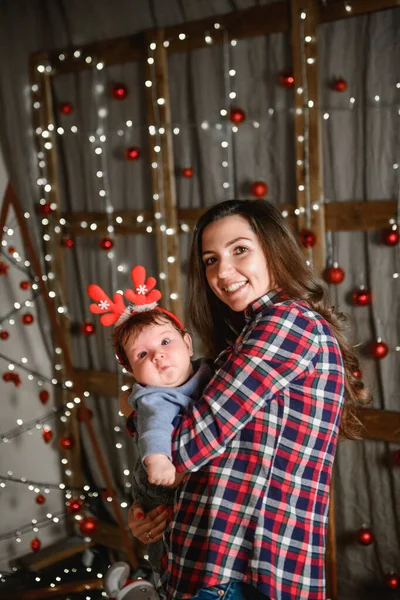 Noel kırmızı boynuzları. Boynuzlu komik bebek. Ayrı bir Noel arkaplanında. pozitif yeni yıl — Stok fotoğraf