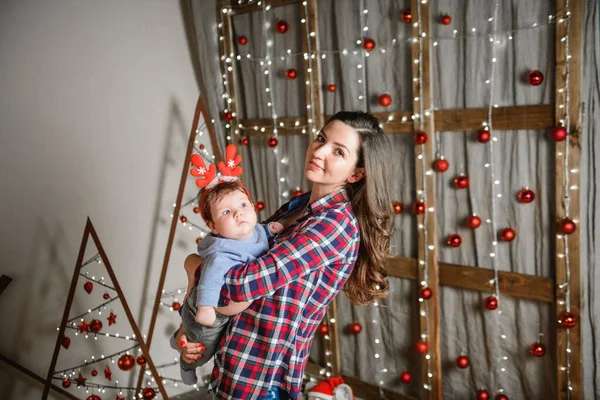 Noel ve anne konsepti. Noel ve insan kavramı - hediyeler ile anne ve bebek. Noel geçmişiyle. sıcak noel. — Stok fotoğraf