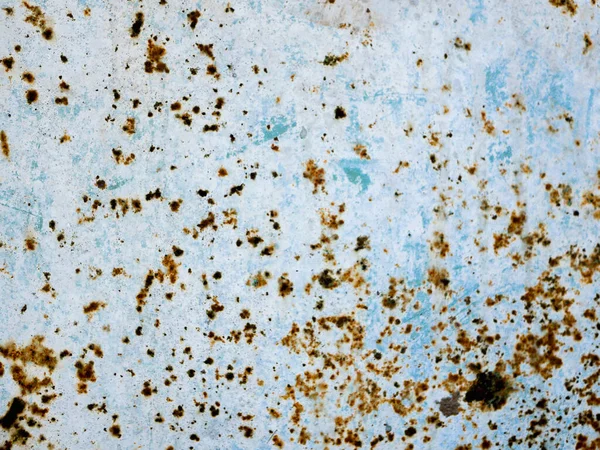 Σημεία σκουριάς σε μπλε φόντο. μπλε υφή τοίχου επιδεινώθηκε με σημεία σκουριάς. Υφή βαμμένου γκρι μετάλλου με σημεία διάβρωσης. — Φωτογραφία Αρχείου