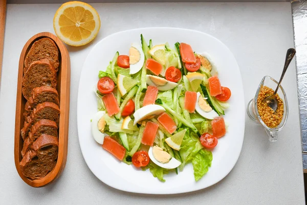 Ekmek ve hardallı sebze salatası. Beyaz bir tabakta. Yukarıdan görünüm — Stok fotoğraf