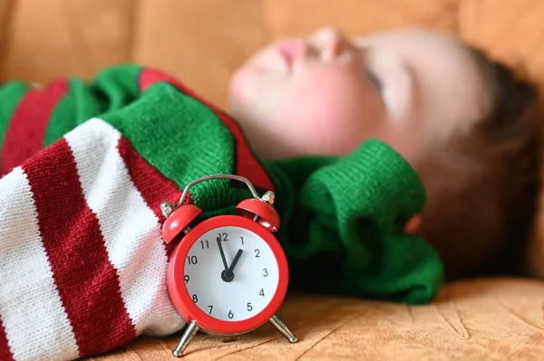 婴儿白天睡觉 午间小宝宝睡了红色的时钟显示婴儿的睡眠时间 — 图库照片
