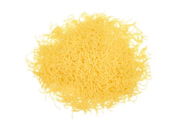 İzole edilmiş arka planda küçük ince makarna. Vermicelli izole edilmiş. Yüksek kalite fotoğraf