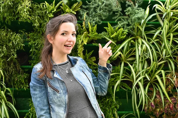 Retrato Uma Jovem Apontando Dedo Contra Fundo Verde Foto Alta — Fotografia de Stock