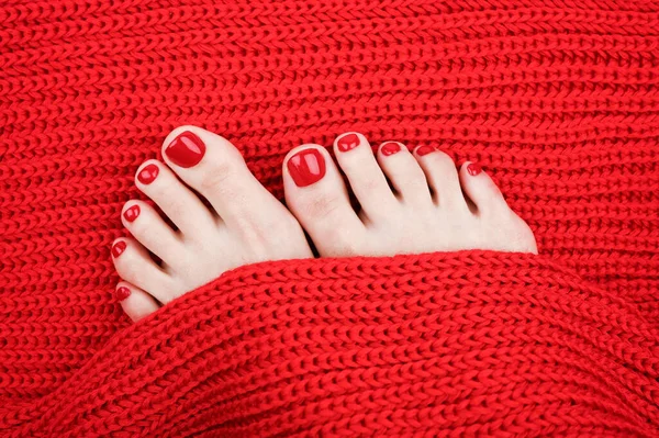 Patas Femeninas Sobre Paño Rojo Pies Calientes Foto Alta Calidad — Foto de Stock