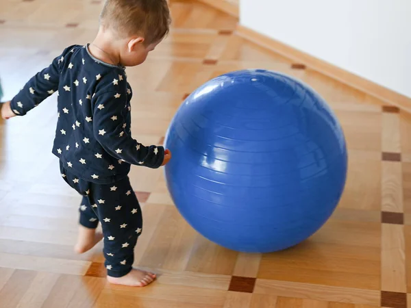 Egy Kisgyerek Játszik Labdával Baba Beveri Fejét Egy Labdába Kiváló — Stock Fotó