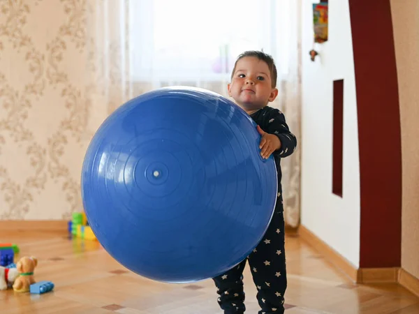 Bambino Gioca Con Una Grande Palla Blu Sviluppare Capacità Motorie — Foto Stock