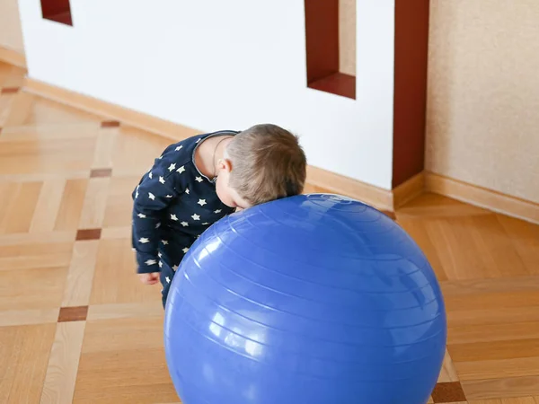 一个小孩在玩球 婴儿把头撞到球上 高质量的照片 — 图库照片