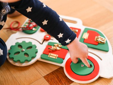 Çocuklar bağcıklarını simülatöre bağlamayı öğrenirler. Yüksek kalite fotoğraf