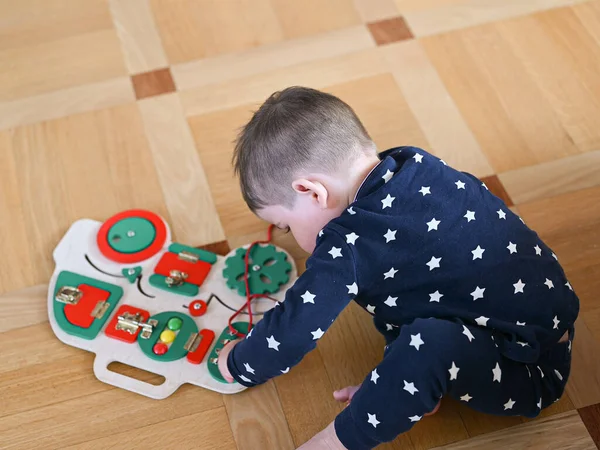 Bambini Imparano Allacciare Lacci Sul Simulatore Foto Alta Qualità — Foto Stock