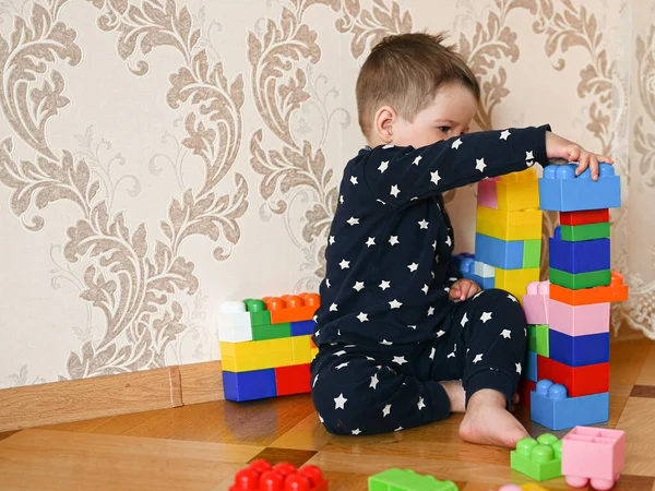 Bambino Gioca Costruttore Colorato Seduto Sul Pavimento Foto Alta Qualità — Foto Stock