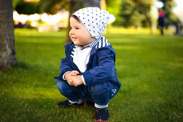 Ritratto di un bambino in maglione e camicia — Foto Stock