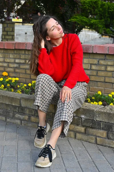 Jong meisje poseren in een rode trui — Stockfoto