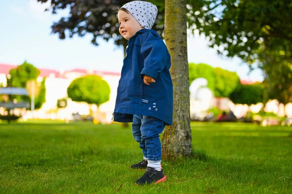 Портрет ребенка, играющего на улице в шляпе — стоковое фото