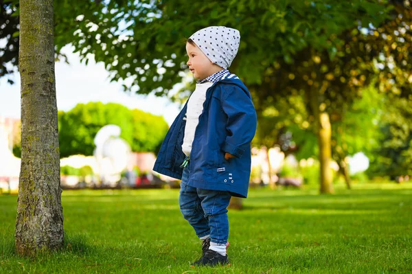 Портрет ребенка, играющего на газоне — стоковое фото