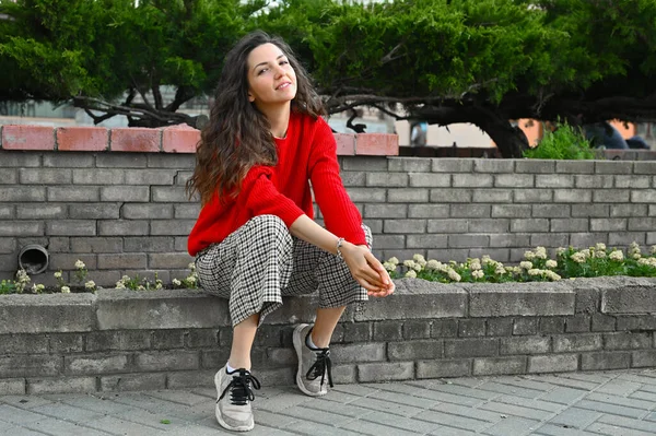 Joven posando en un suéter rojo —  Fotos de Stock