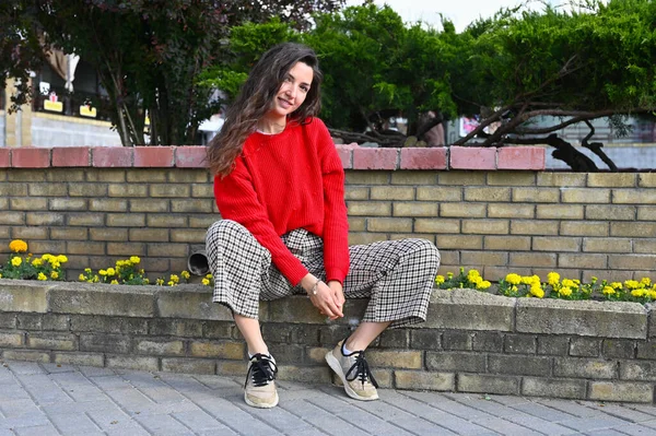 Jong brunette in een rode trui — Stockfoto
