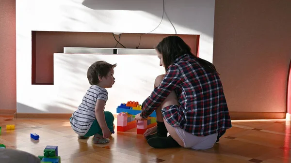 Egyedülálló Anya Játszik Babájával Otthon — Stock Fotó