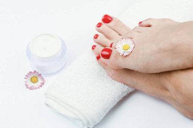 Beyaz havlunun üzerinde kadın bacakları. Yüksek kalite fotoğraf