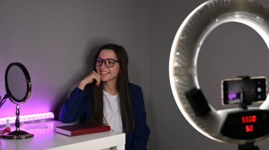 Blog yazarı kız kurslar satıyor. İnternet gelişimi. Yüksek kalite fotoğraf