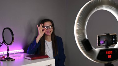 Blog yazarı kız kurslar satıyor. İnternet gelişimi. Yüksek kalite fotoğraf