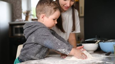 Anne ve çocuk evde pişirir. Yüksek kalite fotoğraf