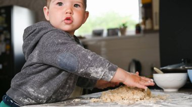 Çocuk yemek eğitimi alıyor. Pişirme ve bebek. Yüksek kalite fotoğraf