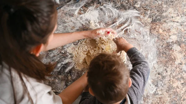 Madre Con Bebé Hacer Masa Vista Superior Foto Alta Calidad — Foto de Stock