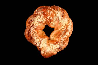 Siyah zemin üzerine pudra şekeri serpiştirilmiş ev yapımı ekmek. Yüksek kalite fotoğraf