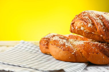 Sıcak, güneşli ev yapımı taze ekmek. Yüksek kalite fotoğraf