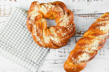 Hafif ahşap arka planda ev yapımı ekmek pişirme. Yüksek kalite fotoğraf