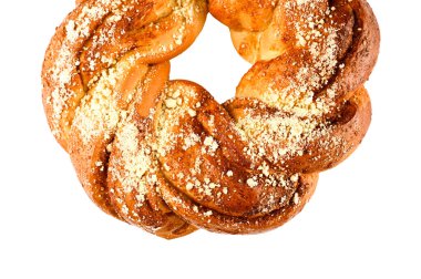 İzole bir zemin üzerine pudra şekeri serpiştirilmiş ev yapımı ekmek. Yüksek kalite fotoğraf