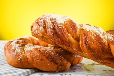 Sıcak, güneşli ev yapımı taze ekmek. Yüksek kalite fotoğraf