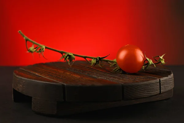 Tomate Pequeño Sobre Fondo Oscuro Foto Alta Calidad — Foto de Stock