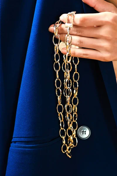 Girl Holds Gold Chain Her Hand High Quality Photo — Stock Photo, Image