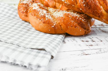 Ahşap bir masada ev yapımı fırının düz manzarası. Yüksek kalite fotoğraf