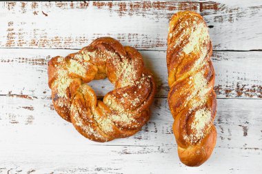 Ahşap bir masada ev yapımı fırının düz manzarası. Yüksek kalite fotoğraf